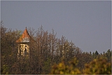  Kruhovitý vyhlídkový pavilon zvaný Gloriet nad řekou Oslavou, pohled z Vlčího kopce