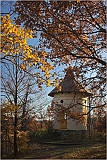  Kruhovitý vyhlídkový pavilon zvaný Gloriet nad řekou Oslavou