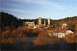  Zřícenina hradu Rokštejn v údolí říčky Brtnice